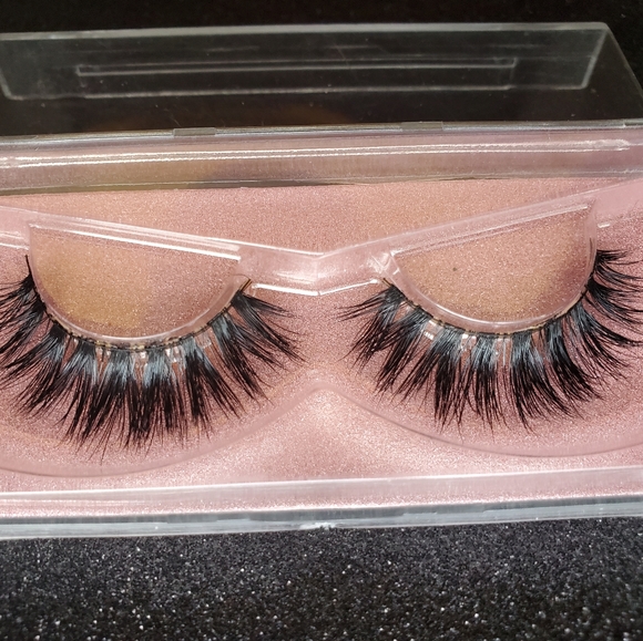 Lashes - Picture 2 of 3